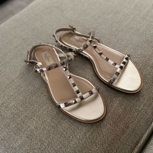 Valentino Garavani Rockstud T-strap gold metallic sandals